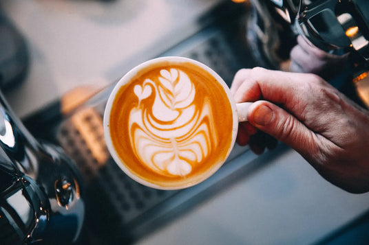 Fleur dans un café, belle mousse