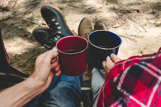 Amis en tente avec un café